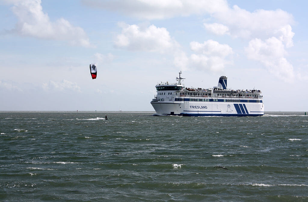 MS Friesland en kitesurfer