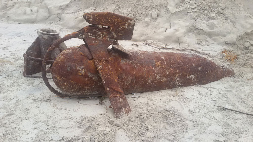 De roestige paravaan ligt op het strand